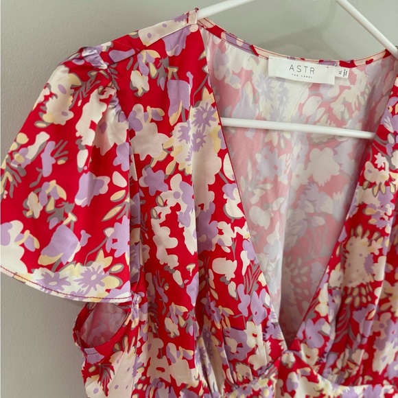 ASTR Floral Flutter Sleeve Blouse In Red Lilac Floral - Size Extra Large XL - Picture 10 of 12